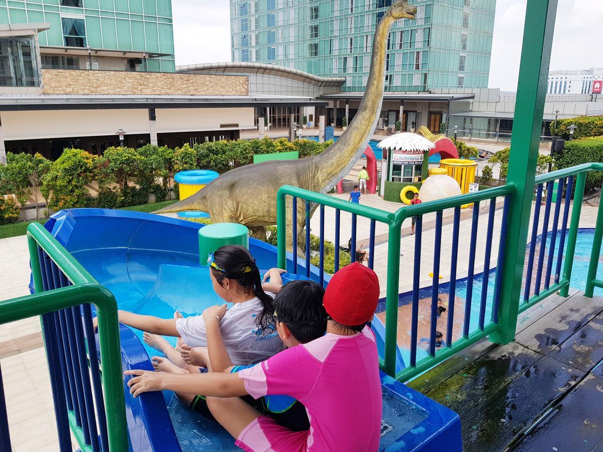 Ksl Hotel & Resort Johor Bahru Extérieur photo Dinosaurs at the park