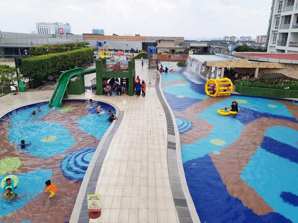Ksl Hotel & Resort Johor Bahru Extérieur photo The swimming pool at the hotel