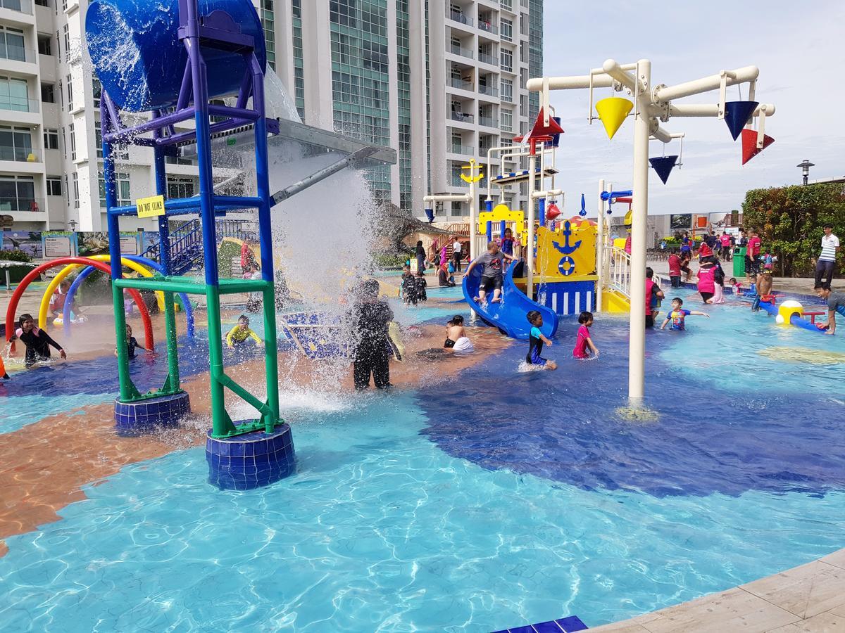 Ksl Hotel & Resort Johor Bahru Extérieur photo The children's playground at the park