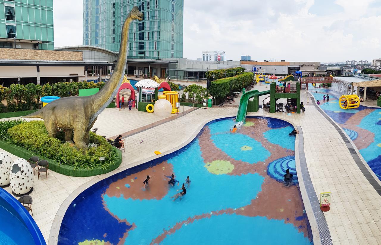 Ksl Hotel & Resort Johor Bahru Extérieur photo The park's swimming pool